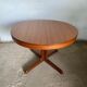 Table ronde dia 116cm extensible type Scandinave en teck et placage de teck an 1960