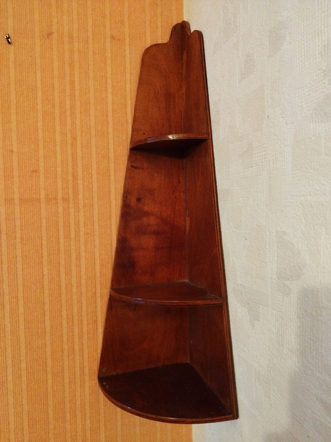 Corner shelf to hang wall