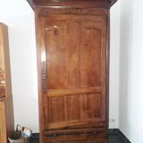 Armoire ancienne ou homme debout