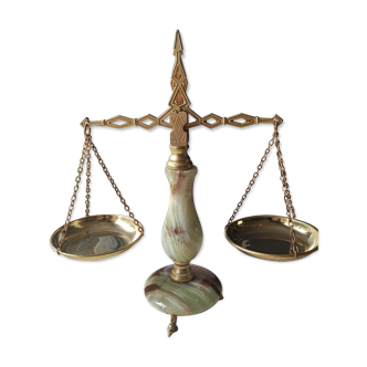 Balance de justice à plateaux, en onyx marbre. Années 50. Haut 31 cm