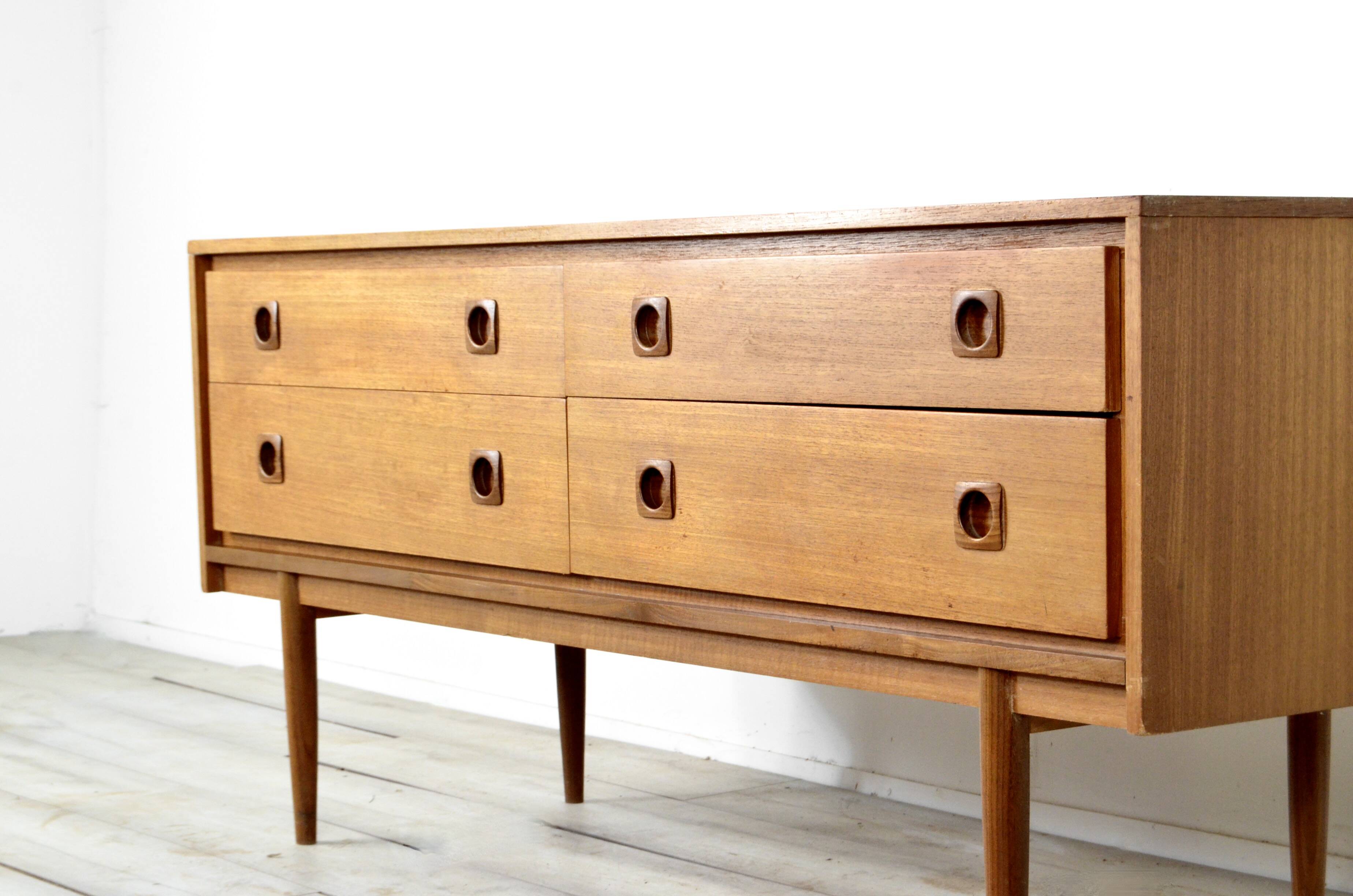 Buffet/commode vintage en teck du milieu du siècle par Wrighton. Style moderne/danois.