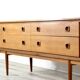 Buffet/commode vintage en teck du milieu du siècle par Wrighton. Style moderne/danois.