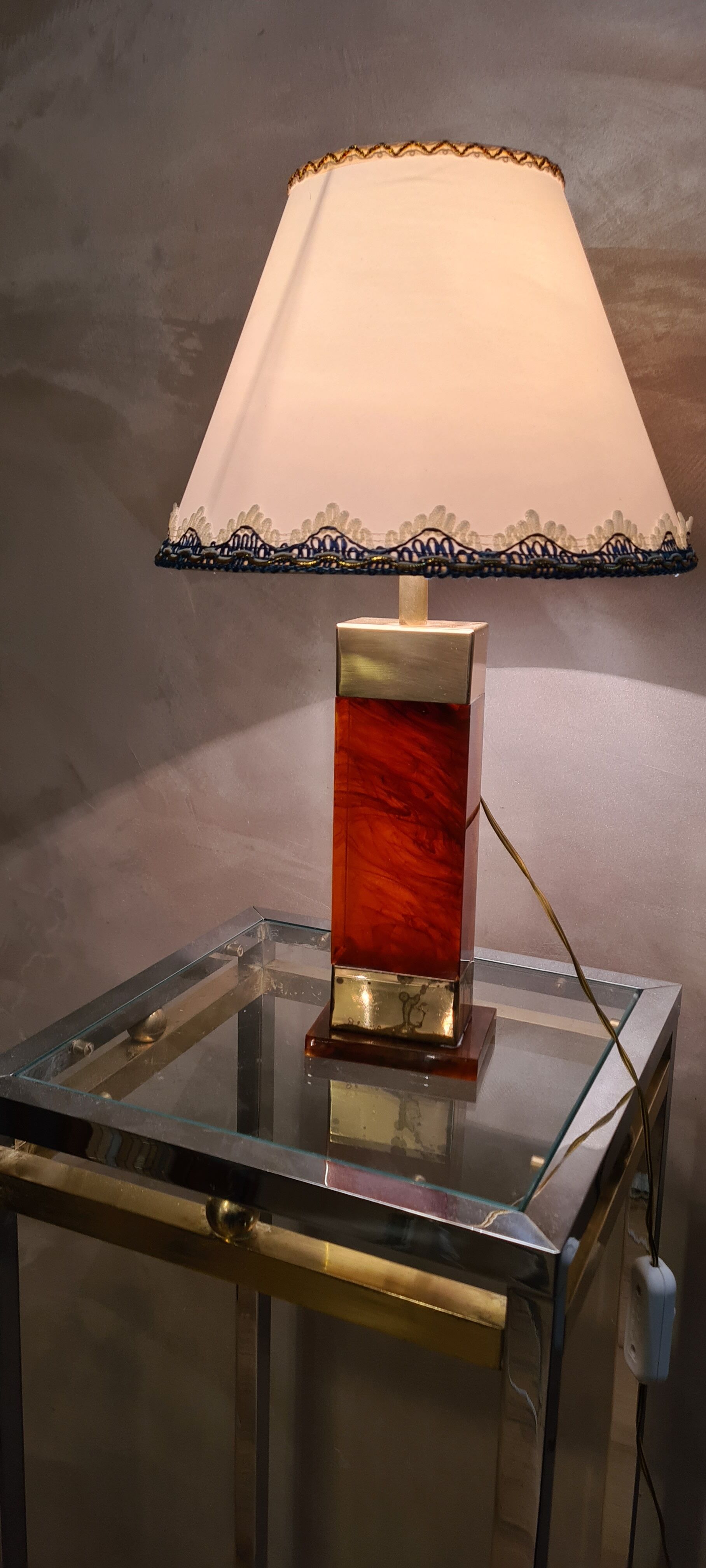 Lampe laiton et resine ambré 1970 type deluxe