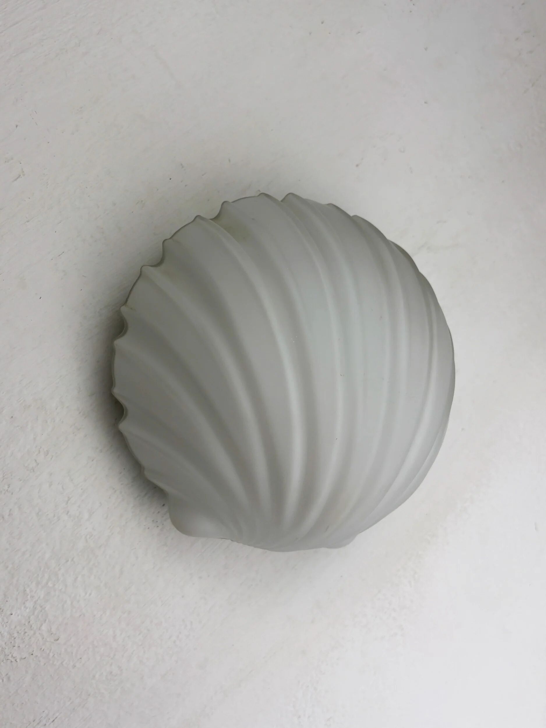 Applique murale en forme de coquillage par Limburg, verre opalin, Allemagne années 1970.