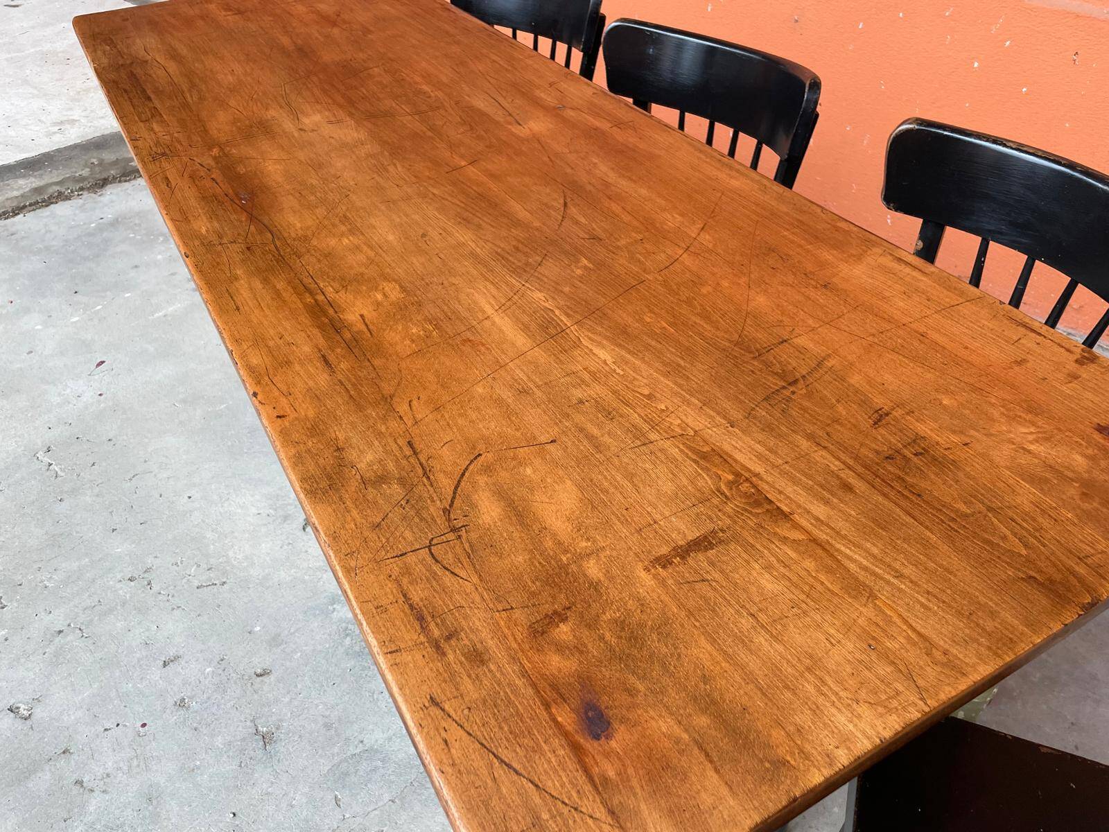 Grande table de café bistrot en bois patiné