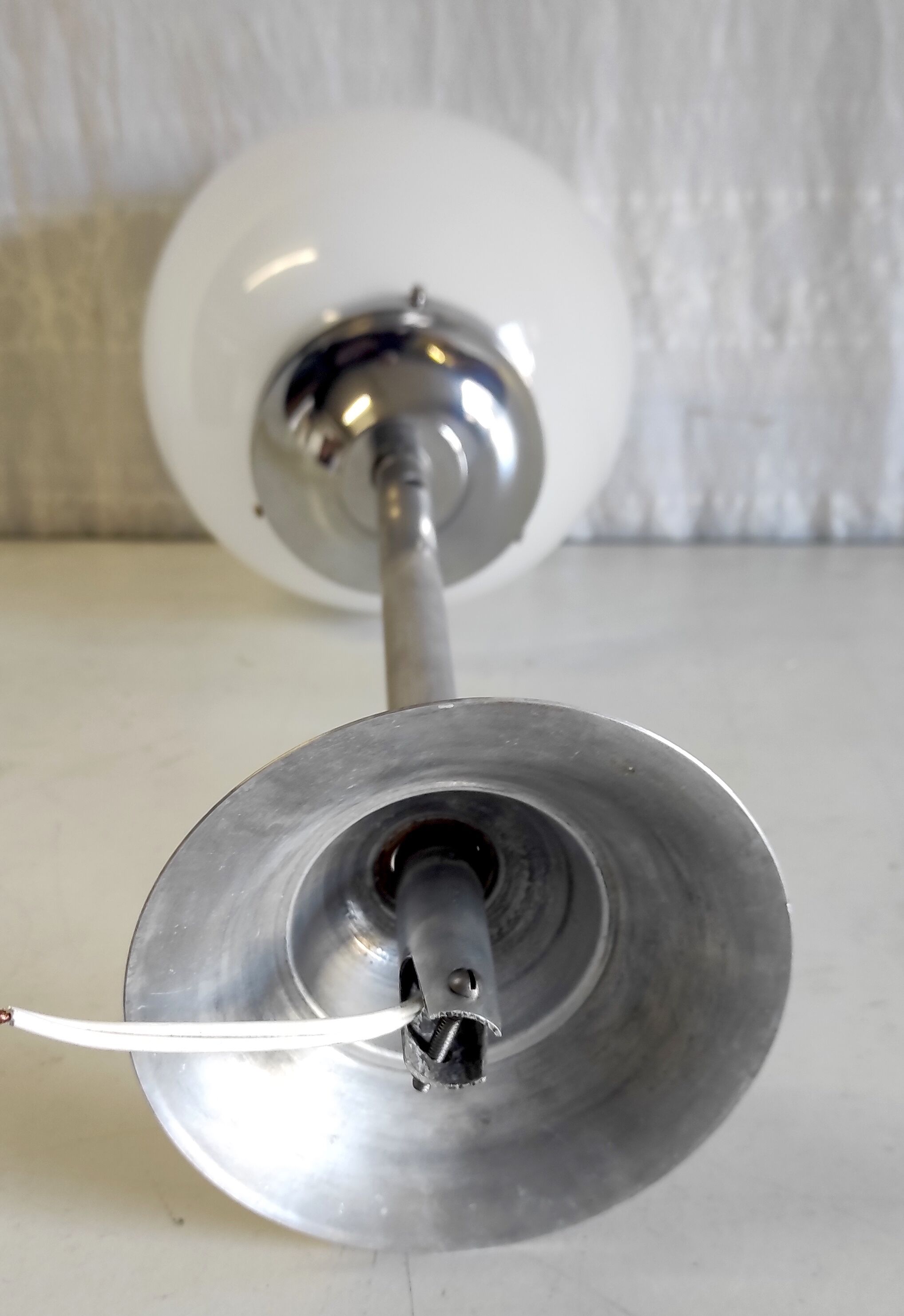 Suspension métal chromé et globe opaline blanc, années 50/60