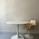 White tulip design round dining table