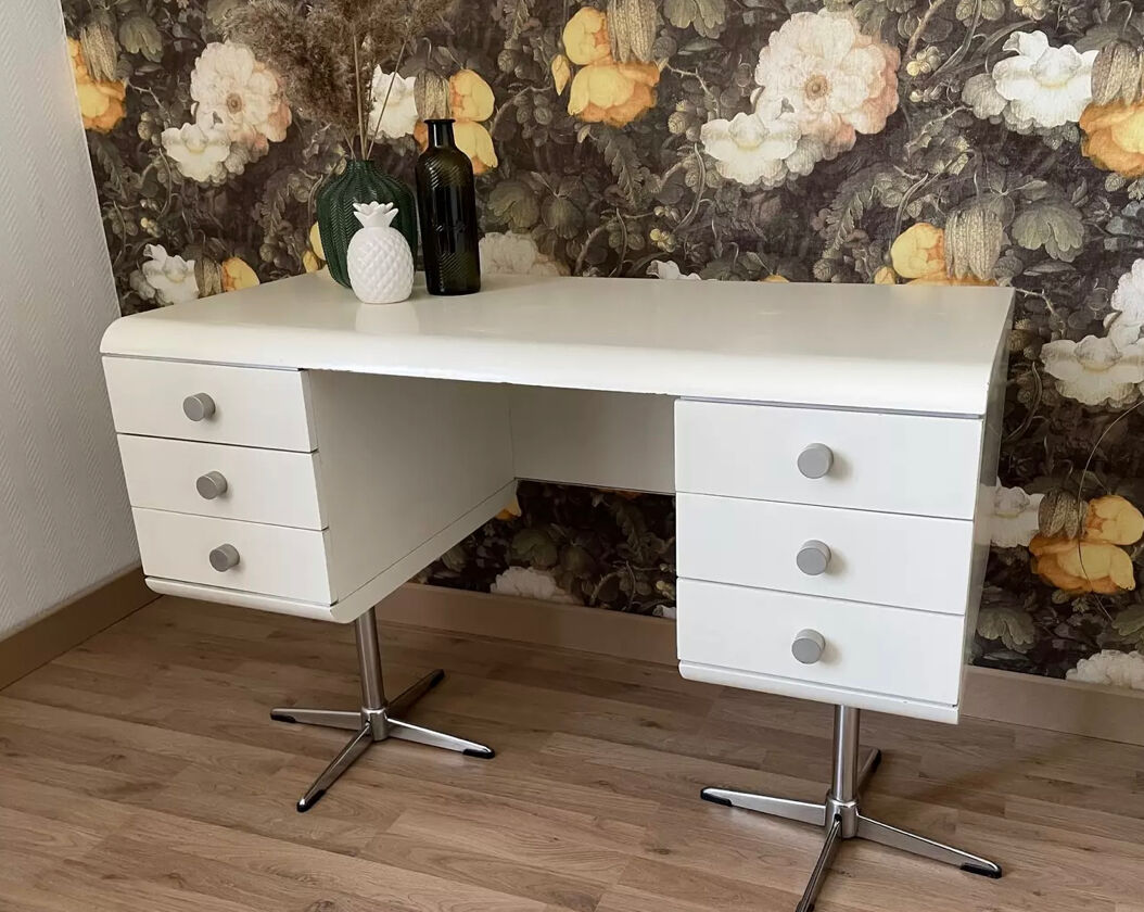 White laqué desk, year 70