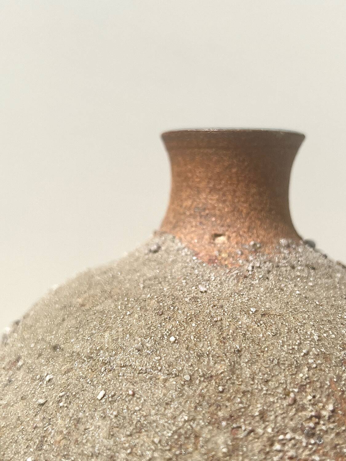 Vase sculptural en grès chamotté & émail bleu, la borne 1970