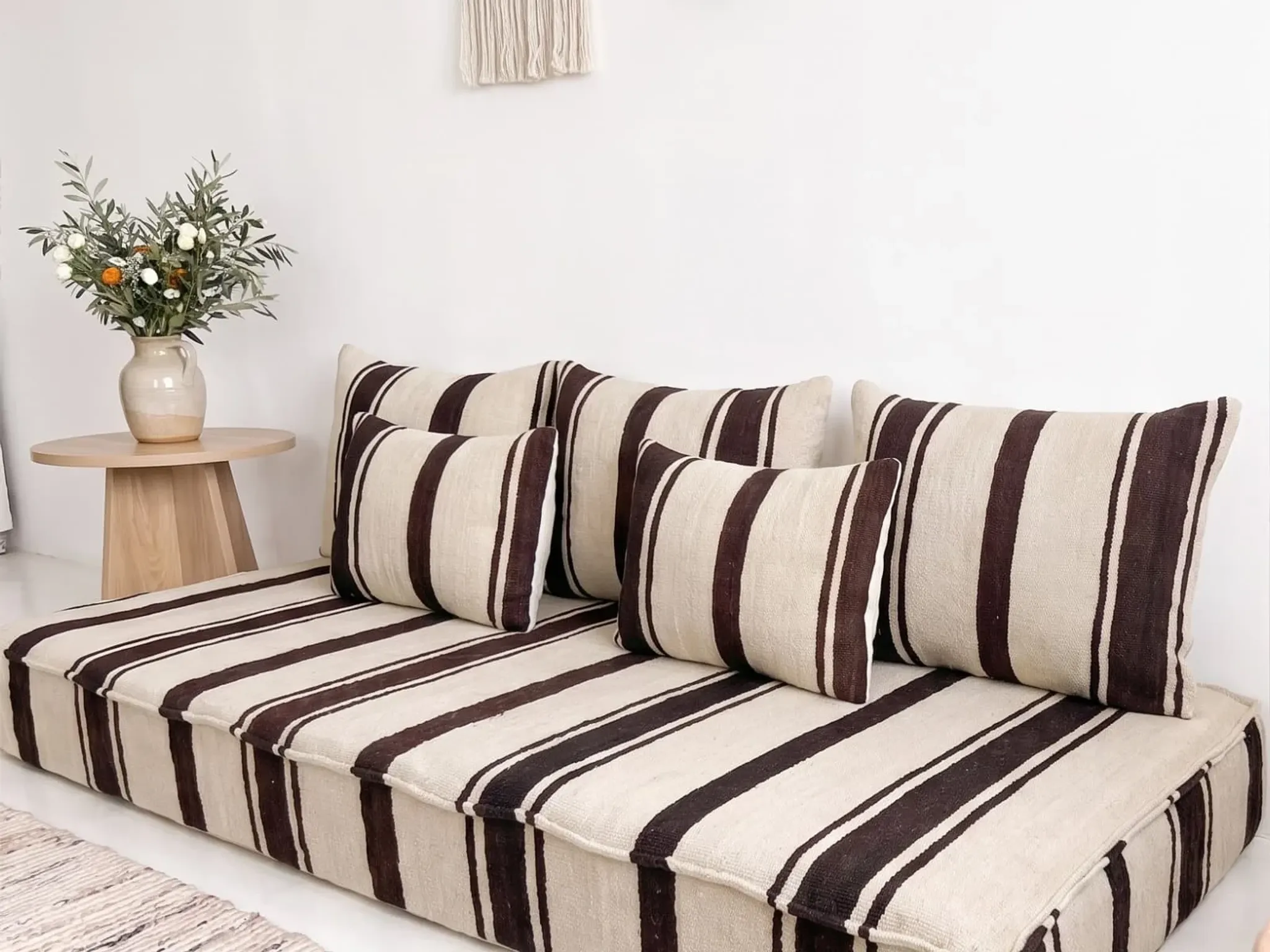 Coussin de sol en kilim rayé marron – laine tissée à la main, base crème