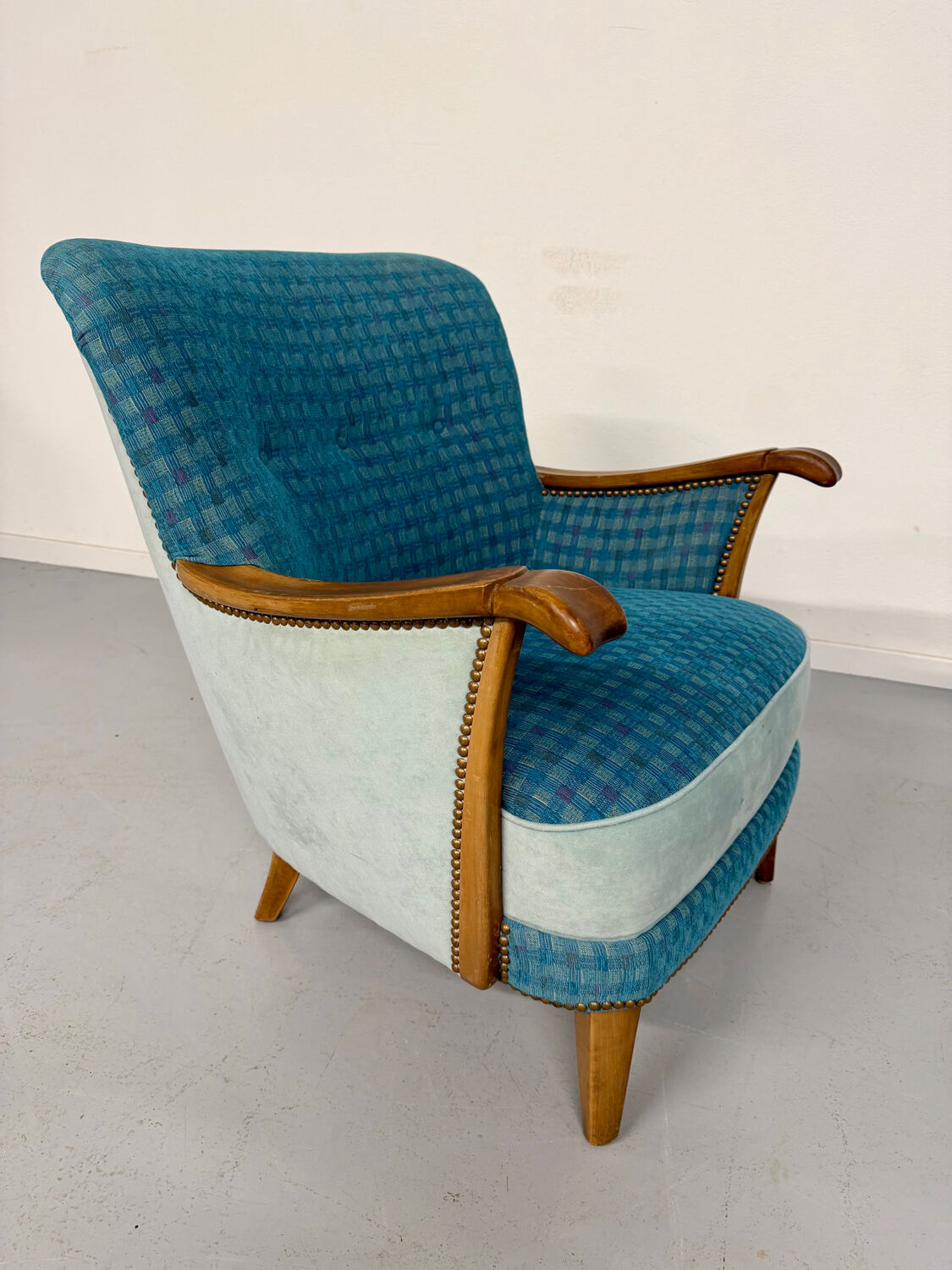 Lot of 2 sculptural Danish design armchairs from the 1940s, vintage.