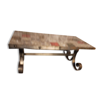 Base table in wrought iron thicken and tiled floor