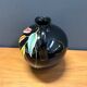 Vase par Georg Schmider Zell modèle 4089 Noir avec un motif de feuilles colorées.