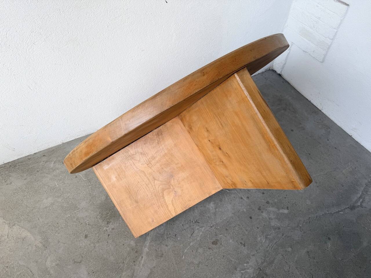 Round modernist coffee table, elm, 1950s.