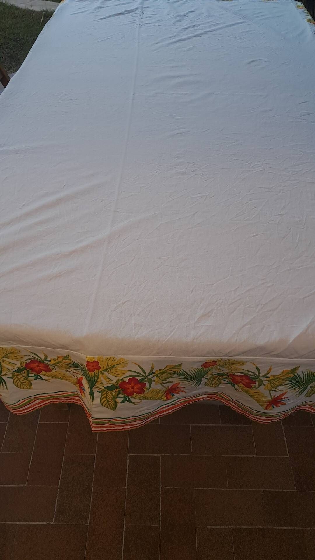Vintage tablecloth printed with tropical and exotic flowers 235 x 142 cm – Years