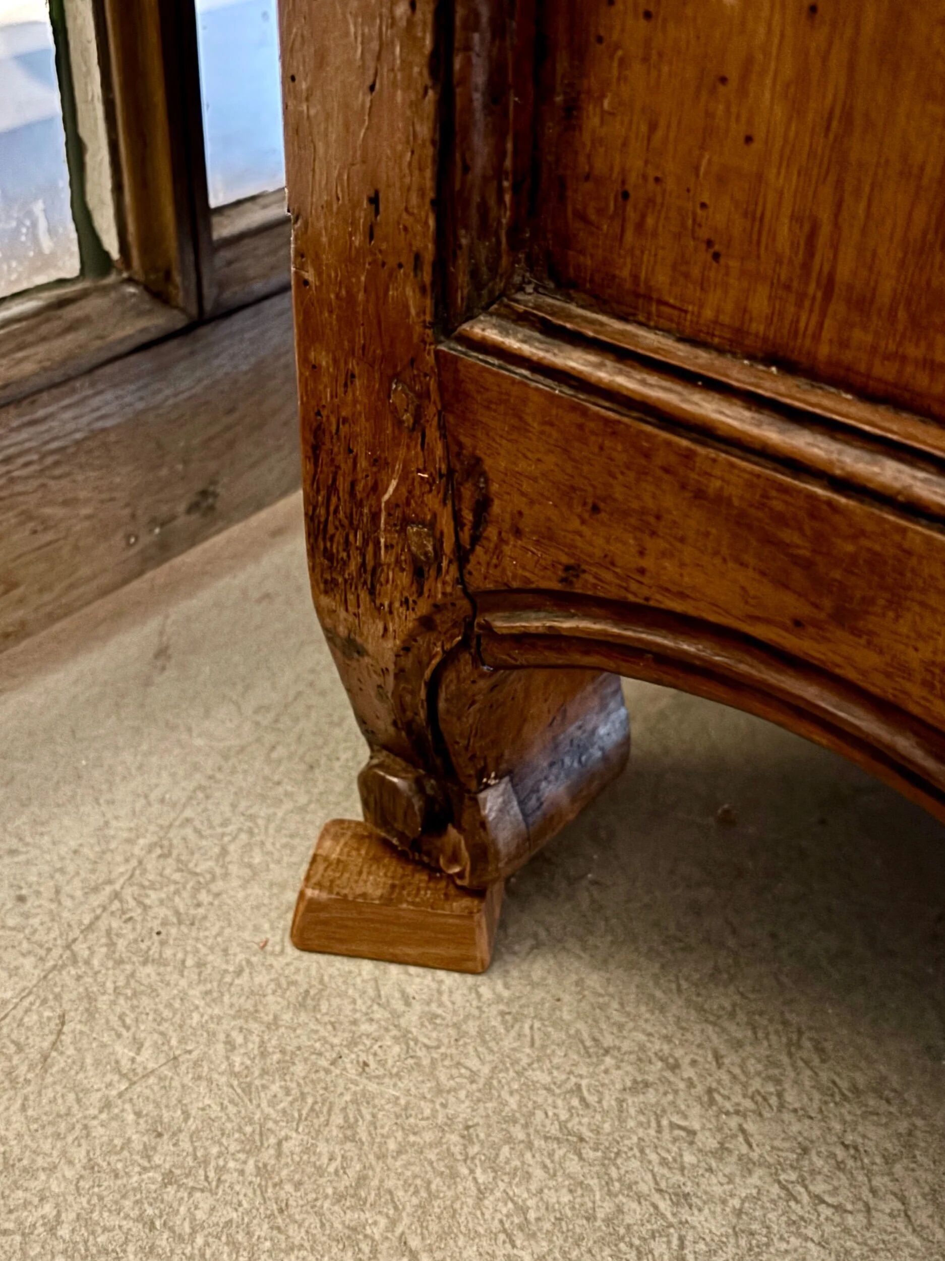 Secretary, sloped desk in walnut, 18th century ☐ 97.5 x 62 cm