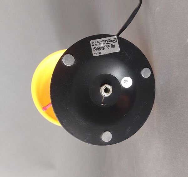 Lampe Ikea Memphis modèle B9409 made in Italy 1980's.