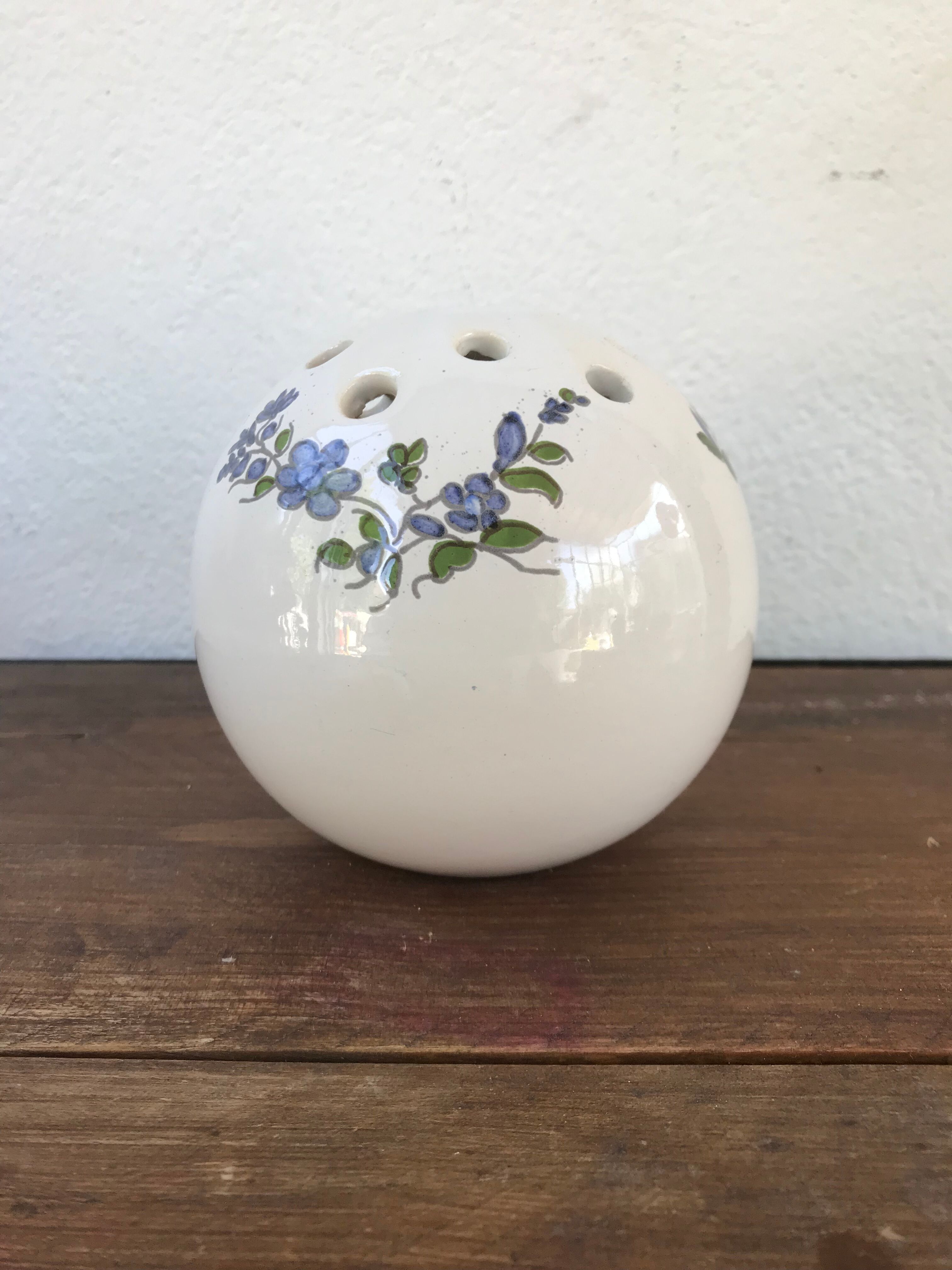 Ancient ball vase with 13 holes in ceramic with painted decoration