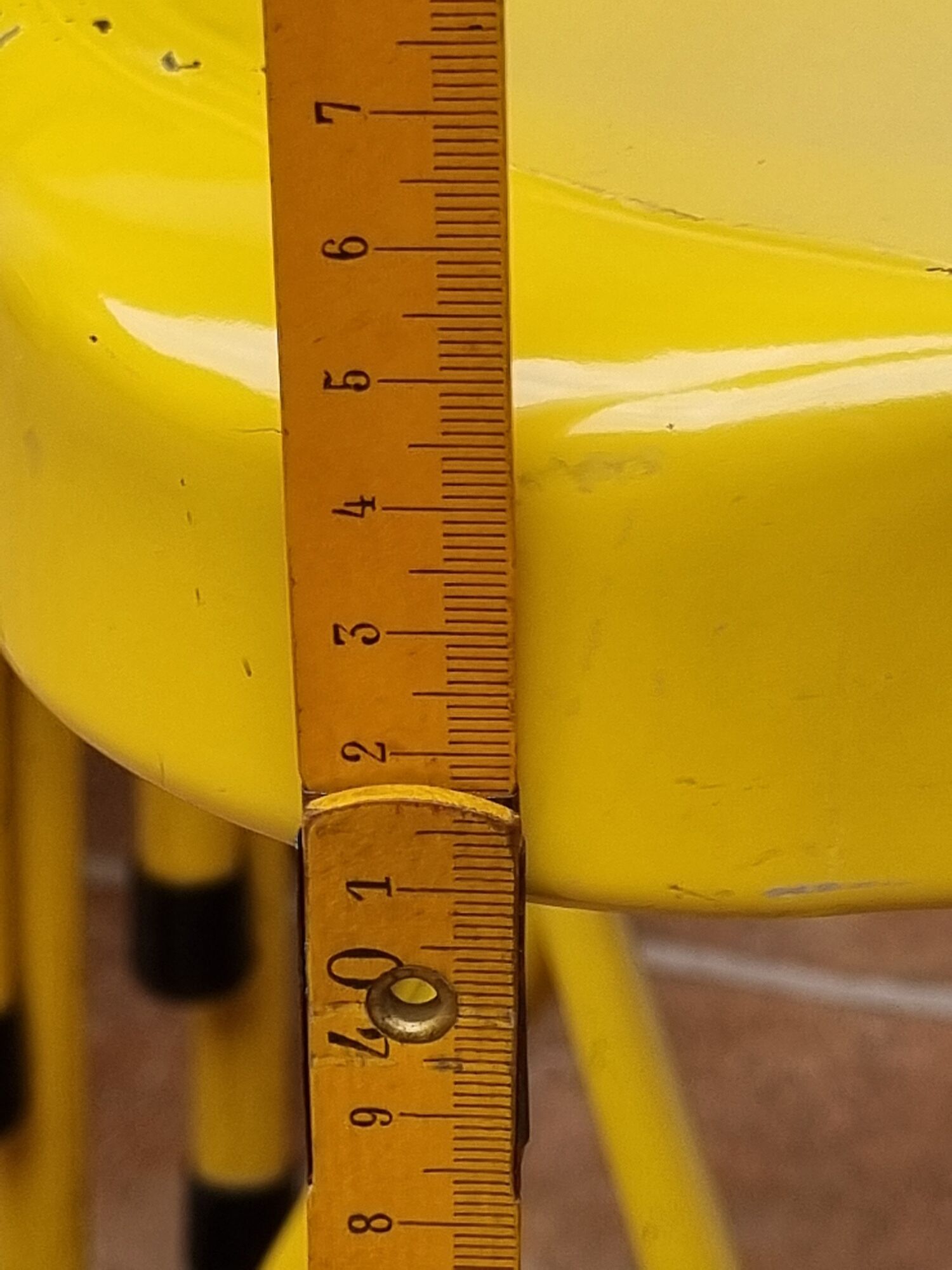 Ensemble de six chaises en métal pliantes jaunes Eurosit