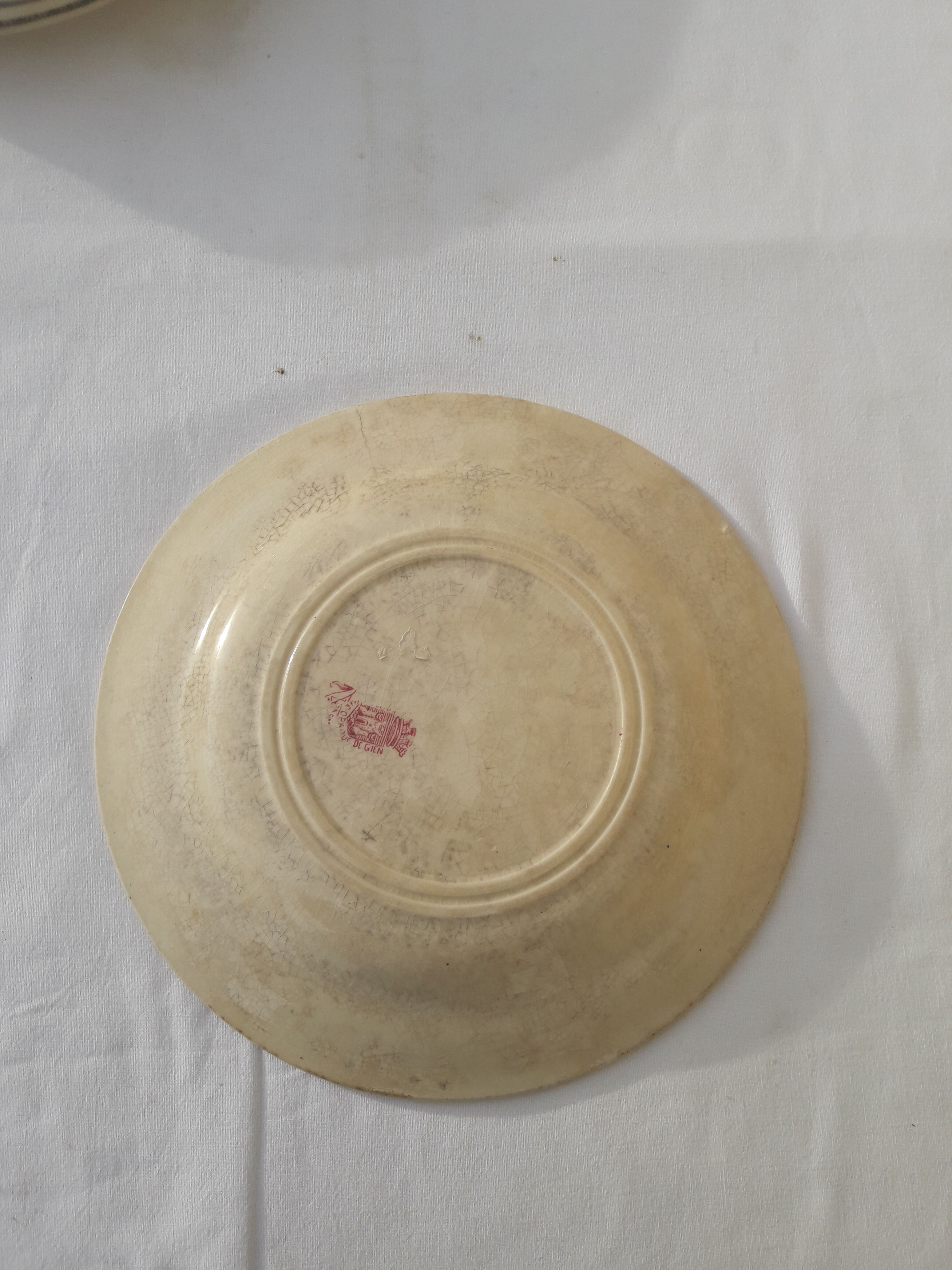 Gien red flower opaque porcelain plate diam 21.5 cm