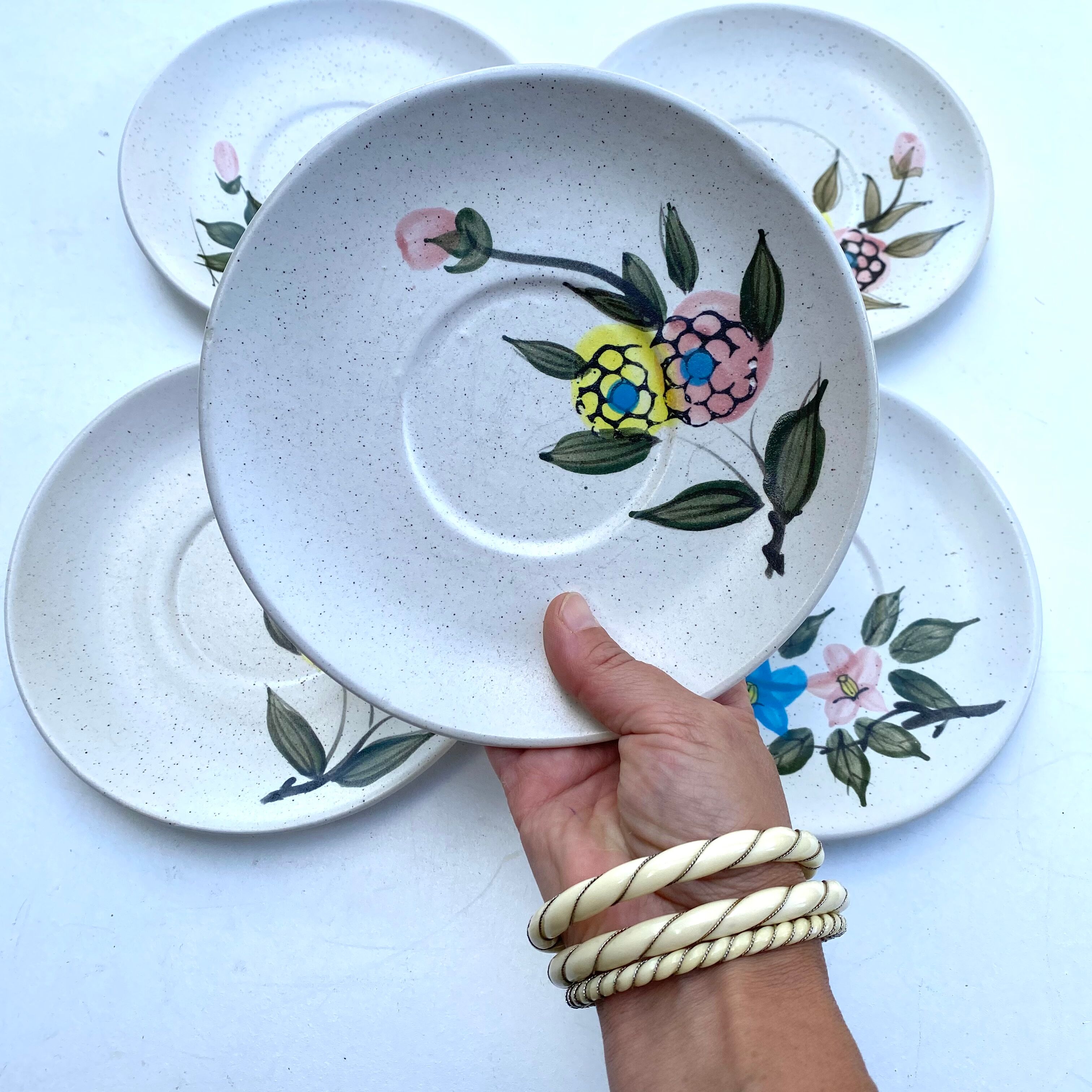 Stoneware dessert plates with floral decoration