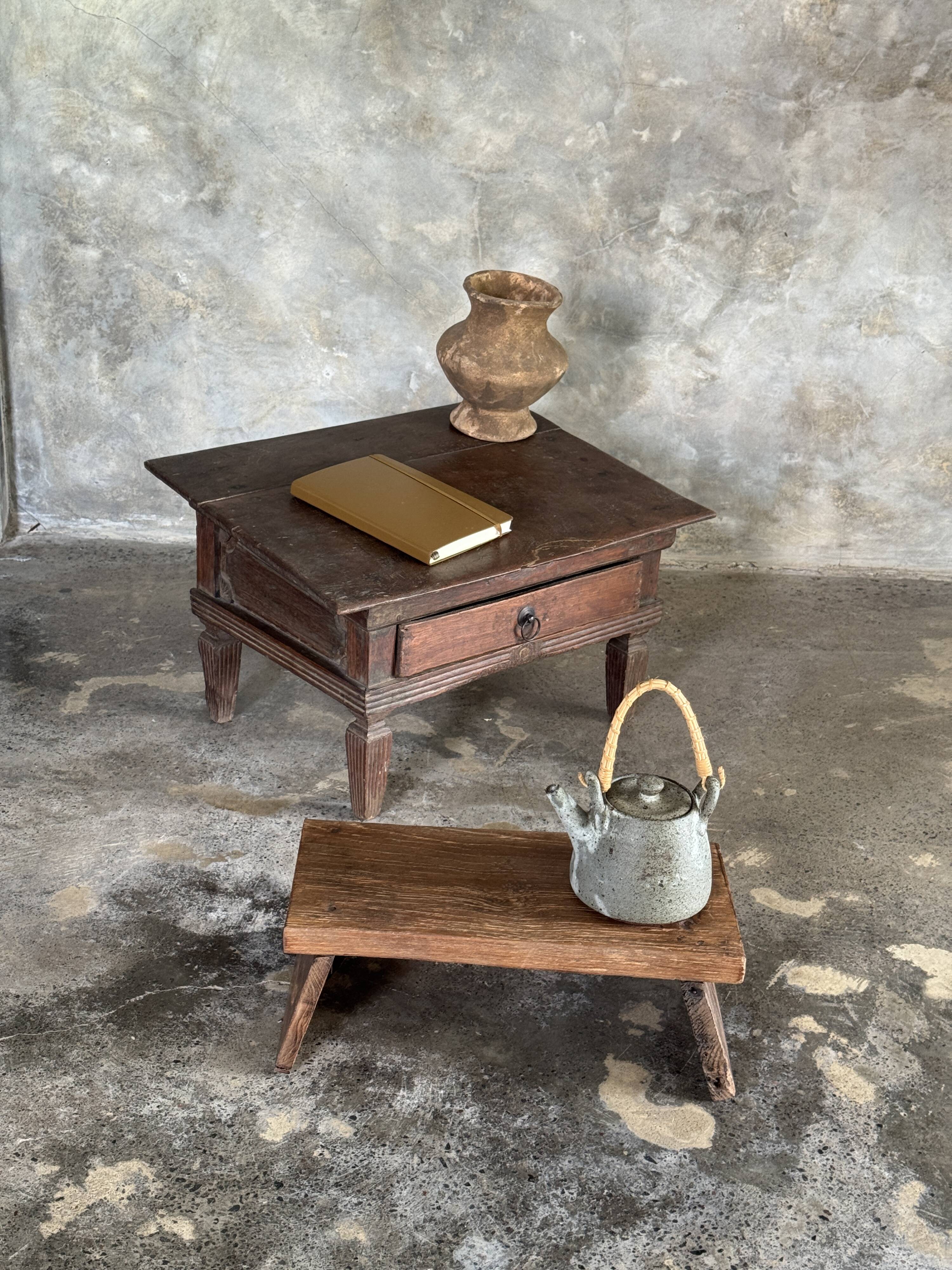 Petit écritoire table basse ancienne indonésienne en teck H33 40,5x55