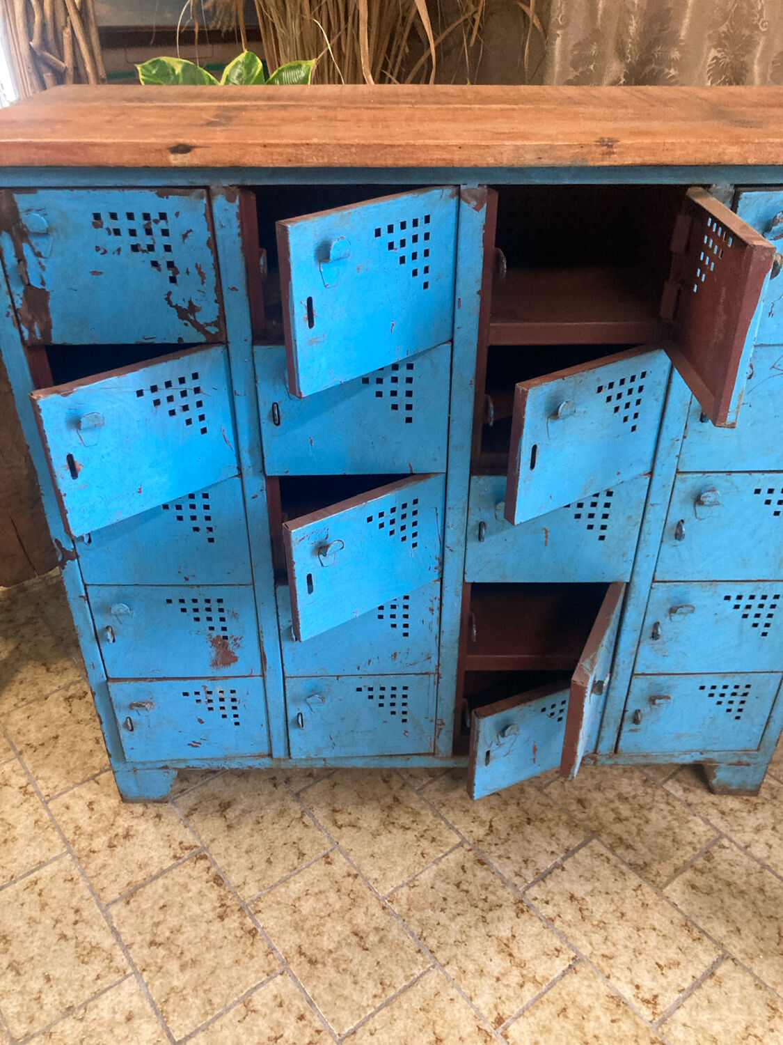 Workshop furniture with 20 blue lockers
