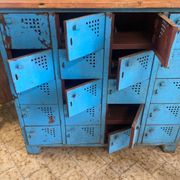 Workshop furniture with 20 blue lockers