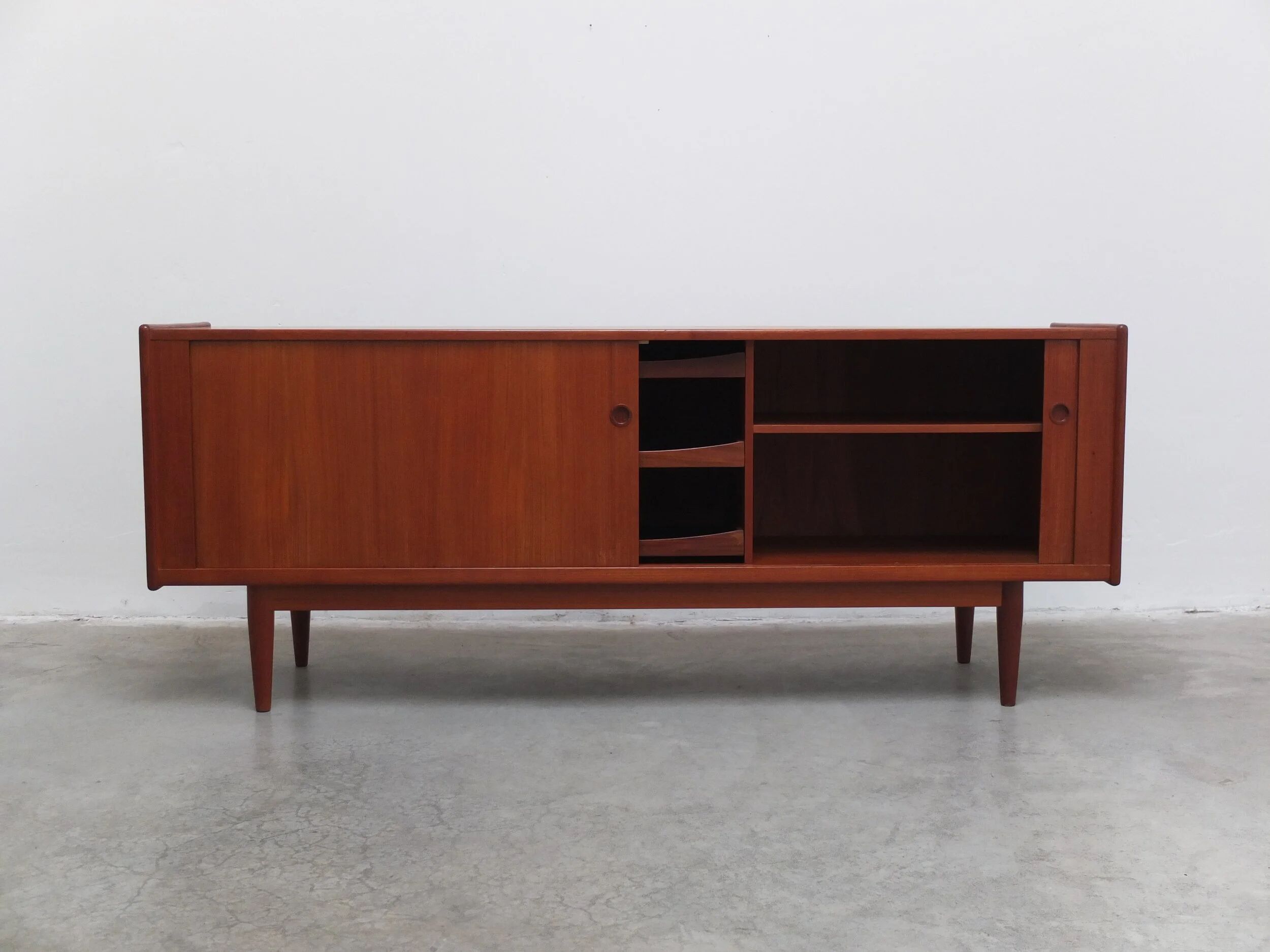 Buffet en teck danois avec portes tambour, années 1960.