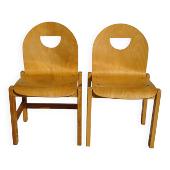 Chaise post formé en bois clair, les 2