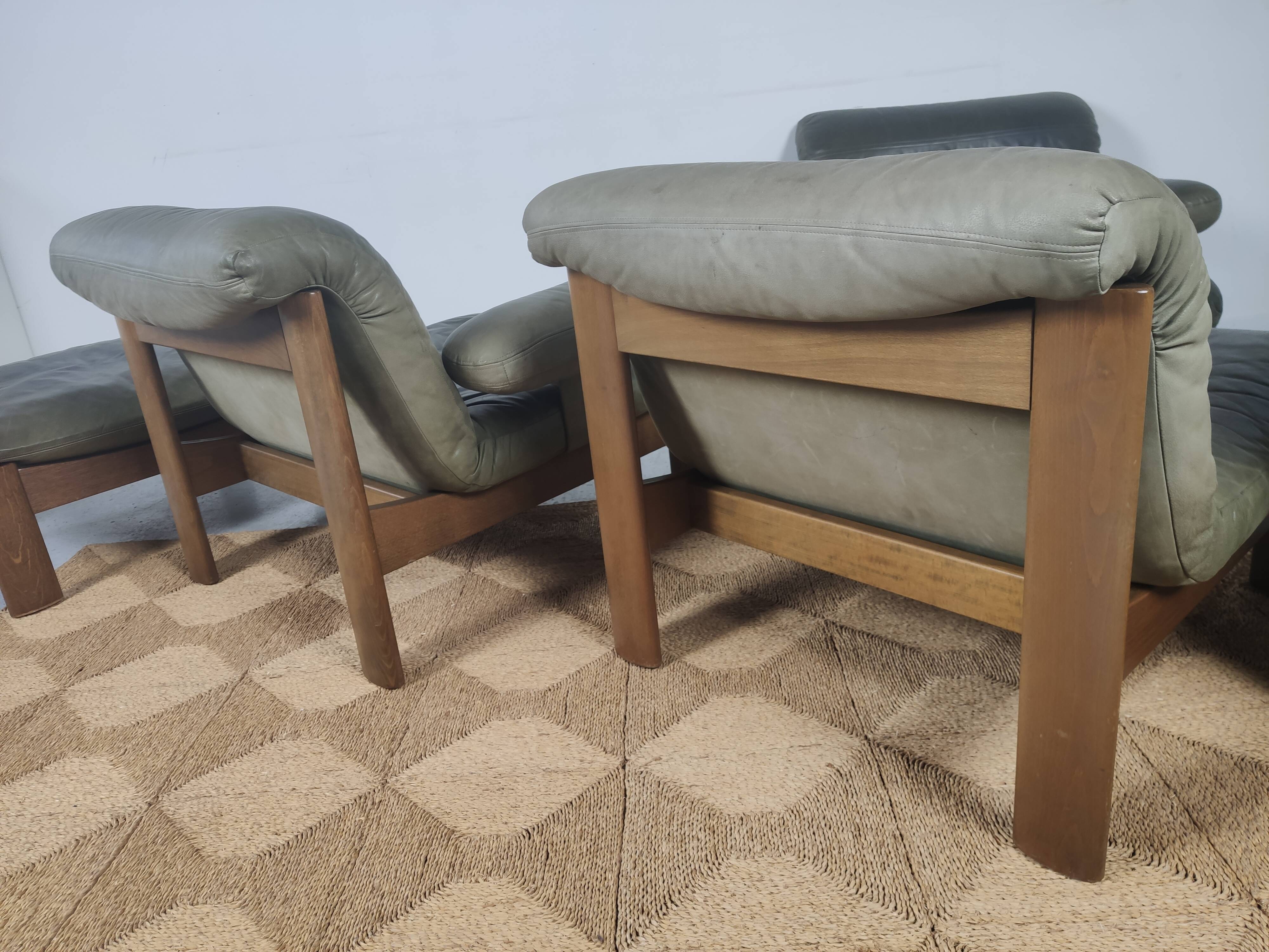 Modulable sofa an armchair in leather and wood