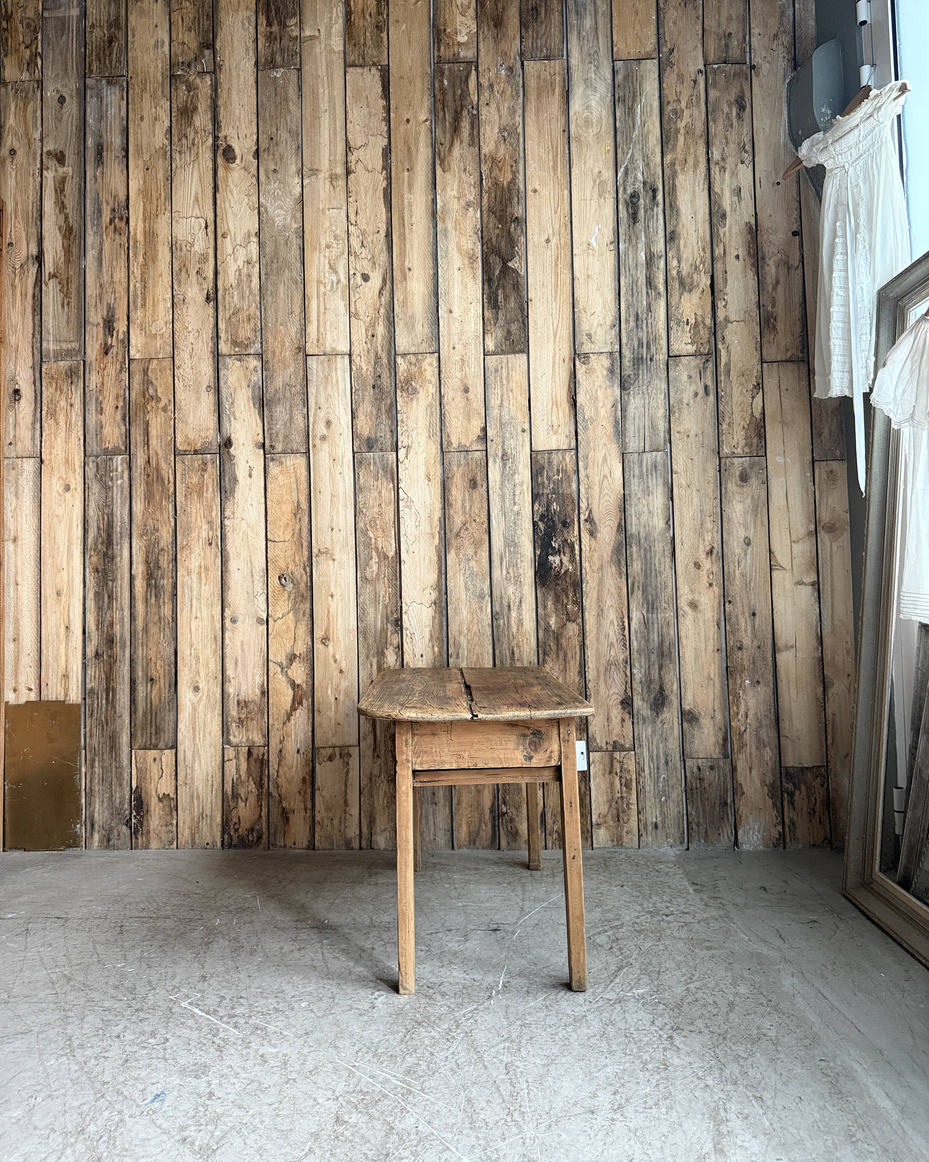 Petite console ou table de chevet en pin massif (rénovée)
