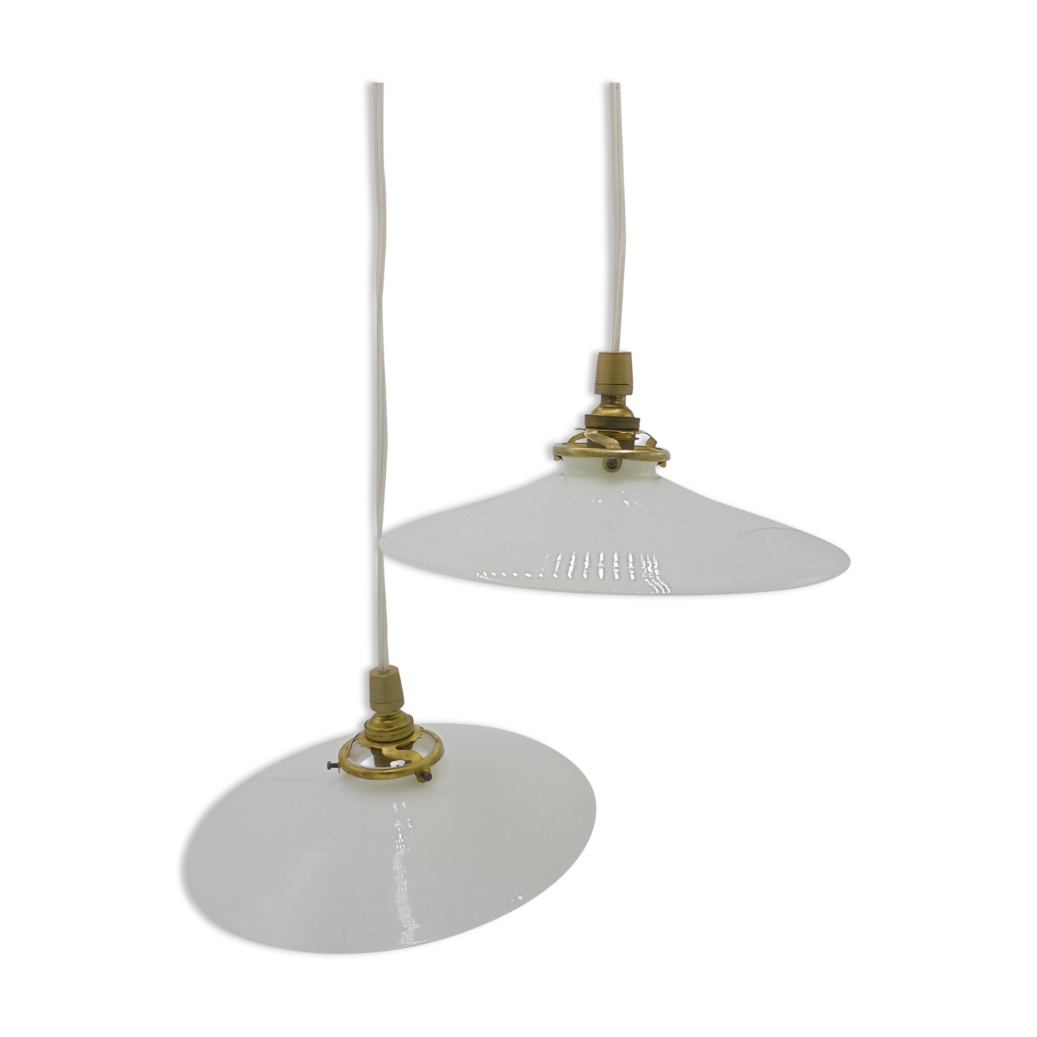 Paire de suspensions en opaline blanche