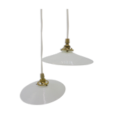 Paire de suspensions en opaline blanche