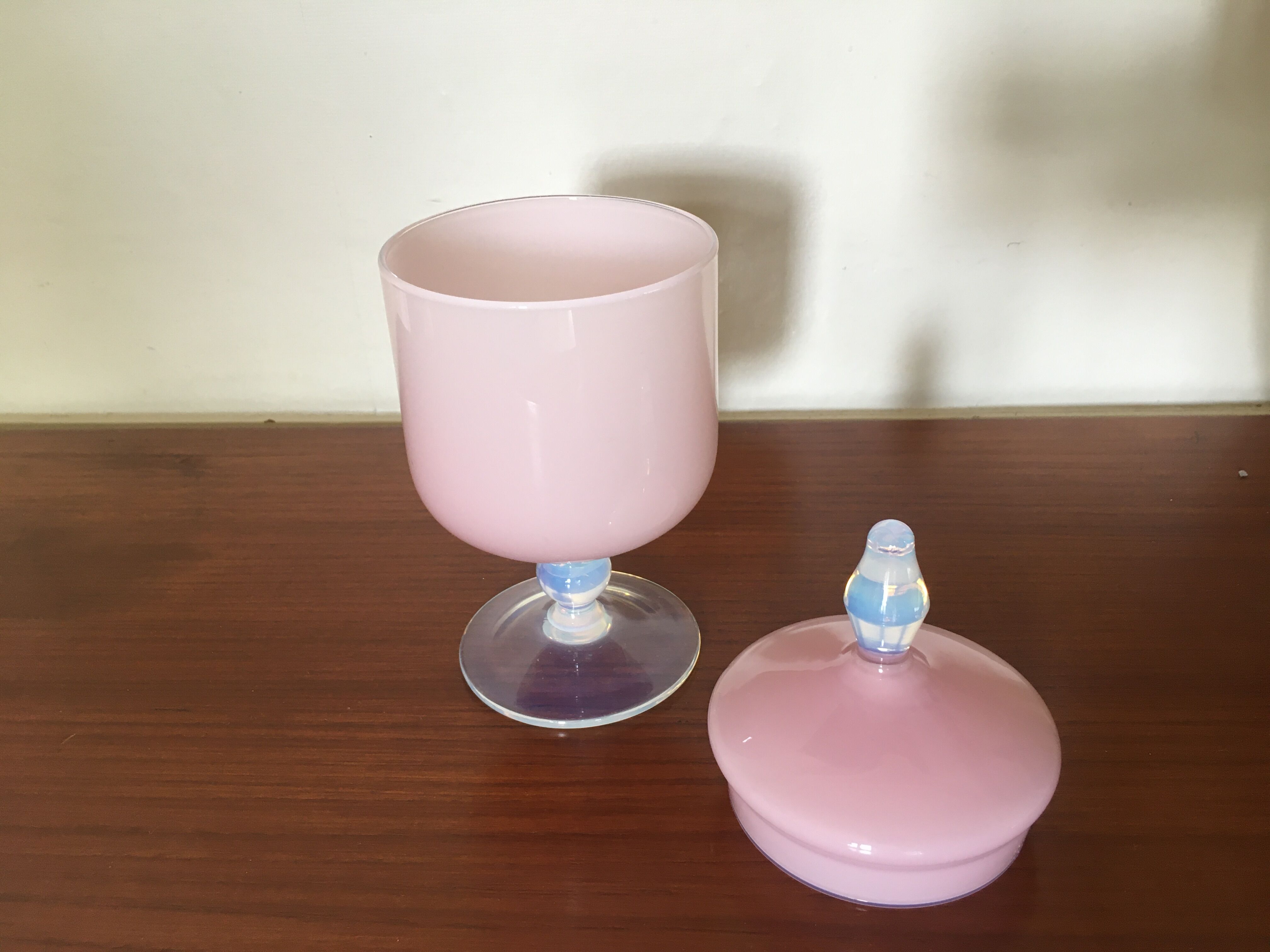 Pink opaline stand candy