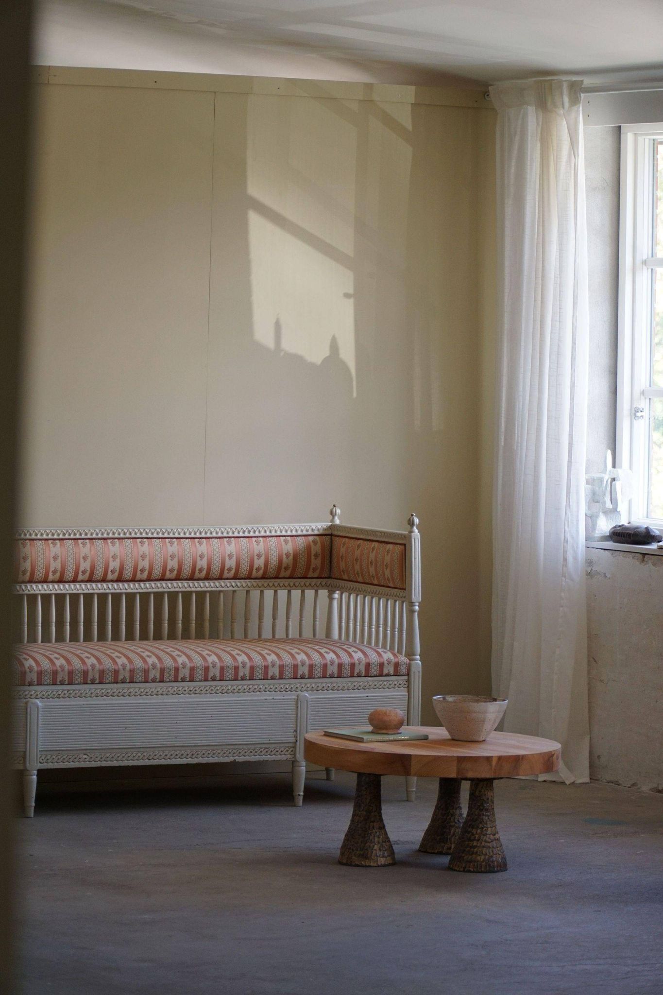 Antique Gustavian canapé / bench from the early 19th century, by a Swedish cabinetmaker.