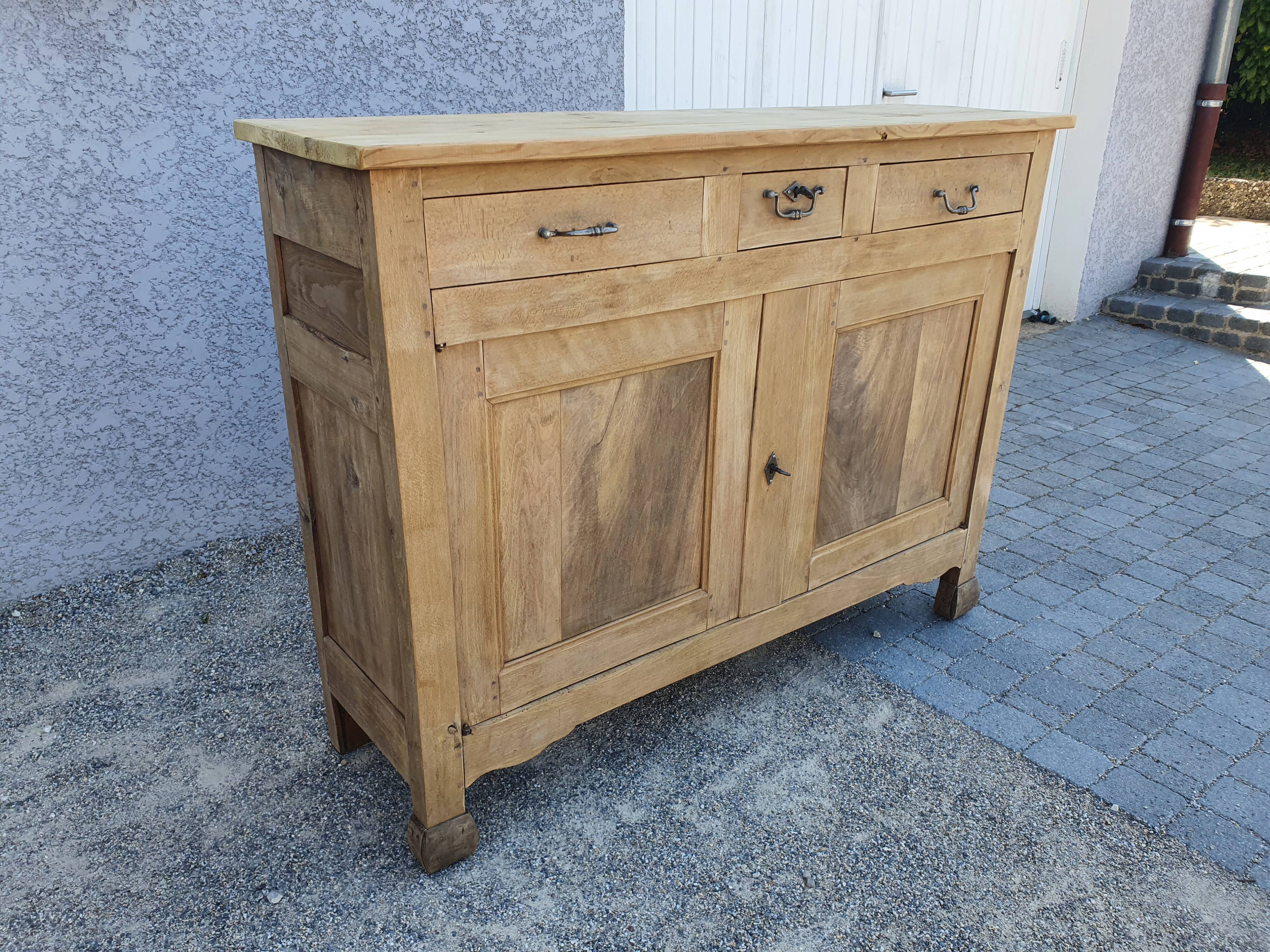 Bahut buffet furniture of old raw wood shallow