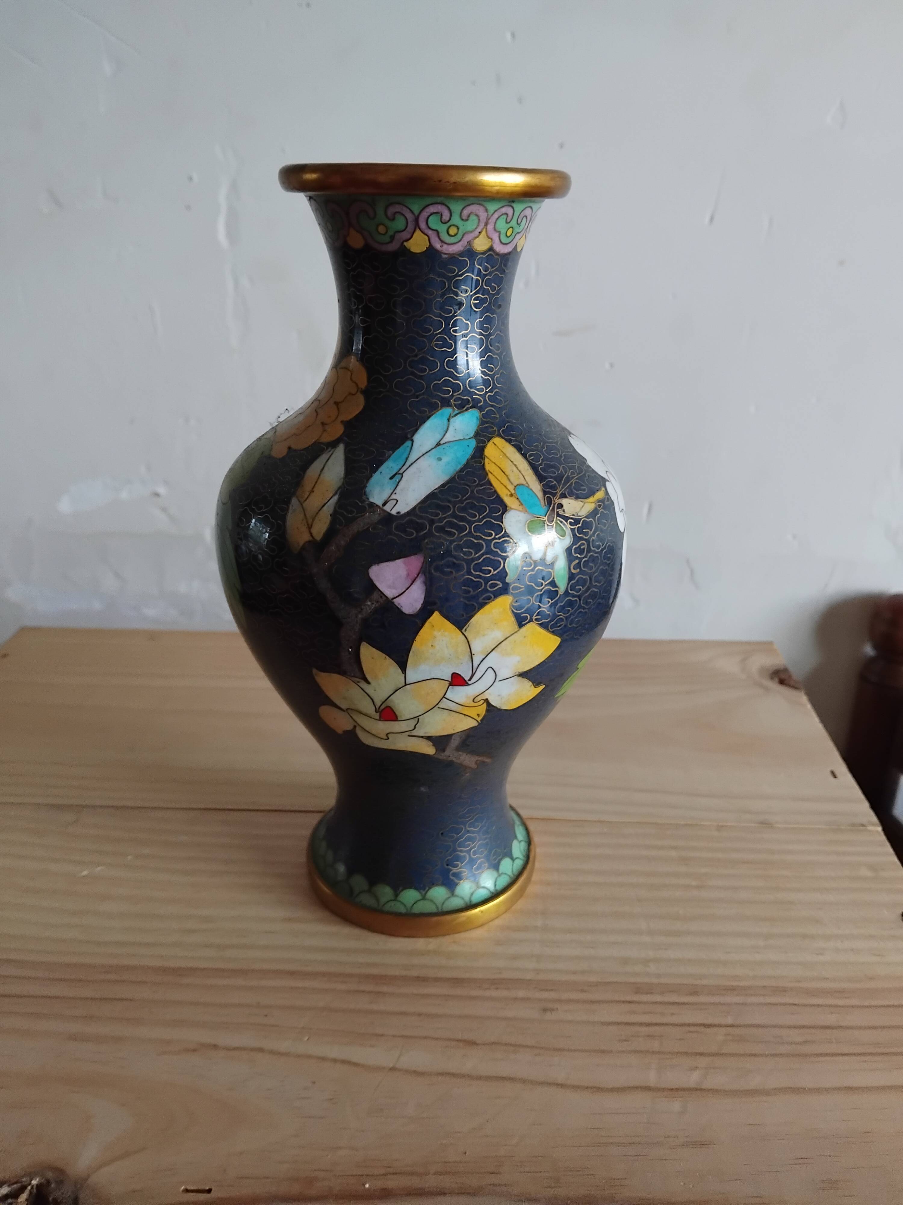 Chinese enamel vase