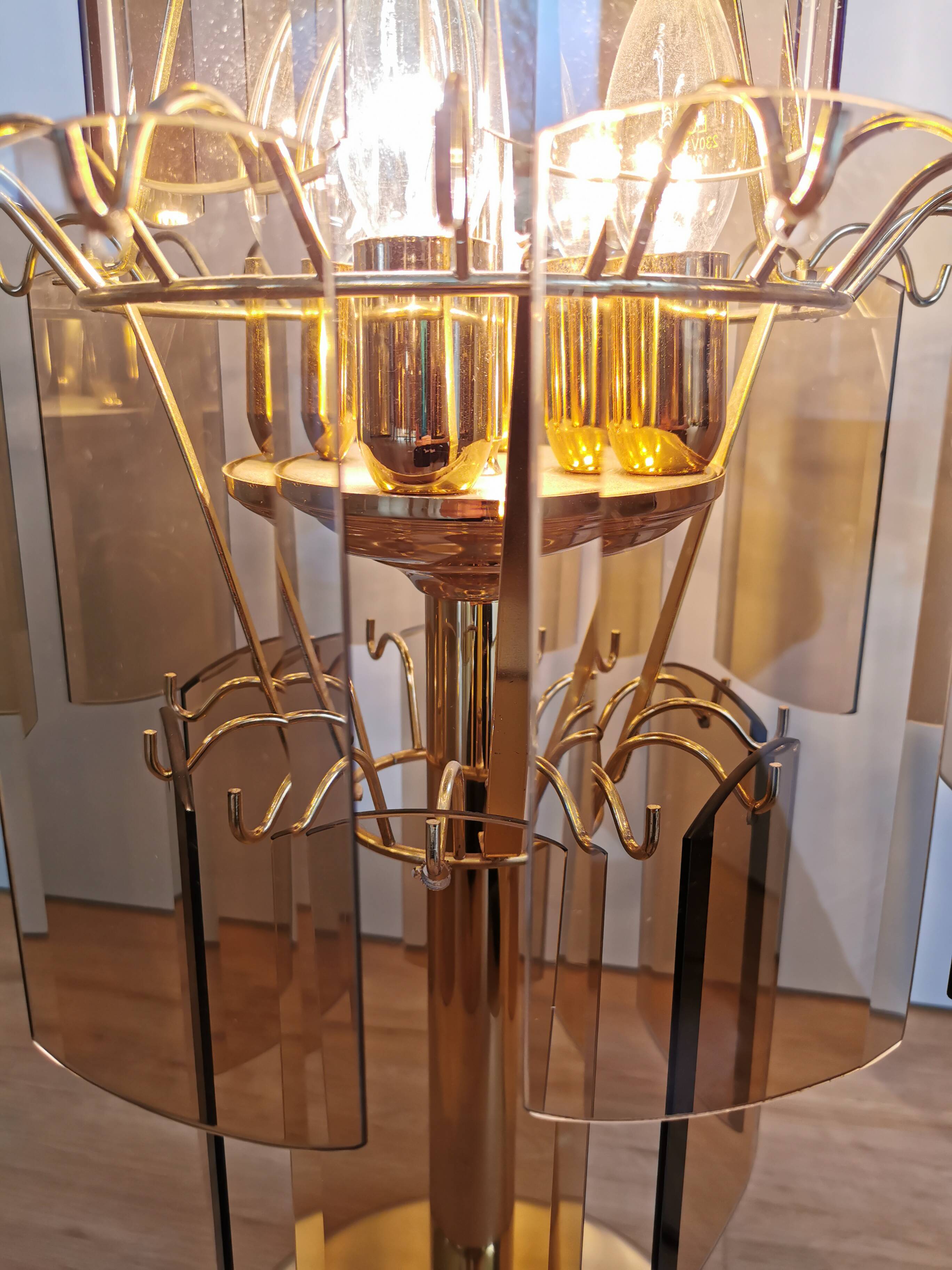 Lampe de bureau vintage en verre fumé : EGLO Leuchten, table dorée autrichienne des années 1980