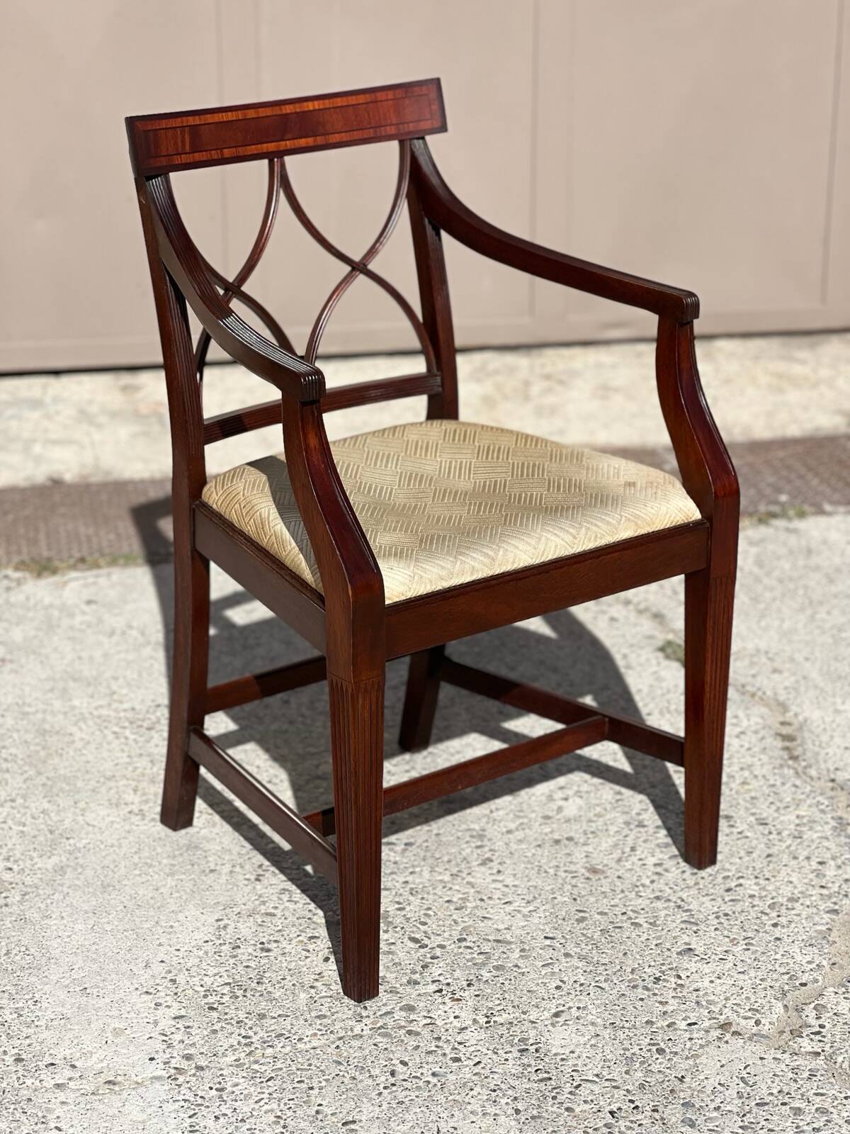 English Sheraton-style mahogany dining room set from the 20th century.