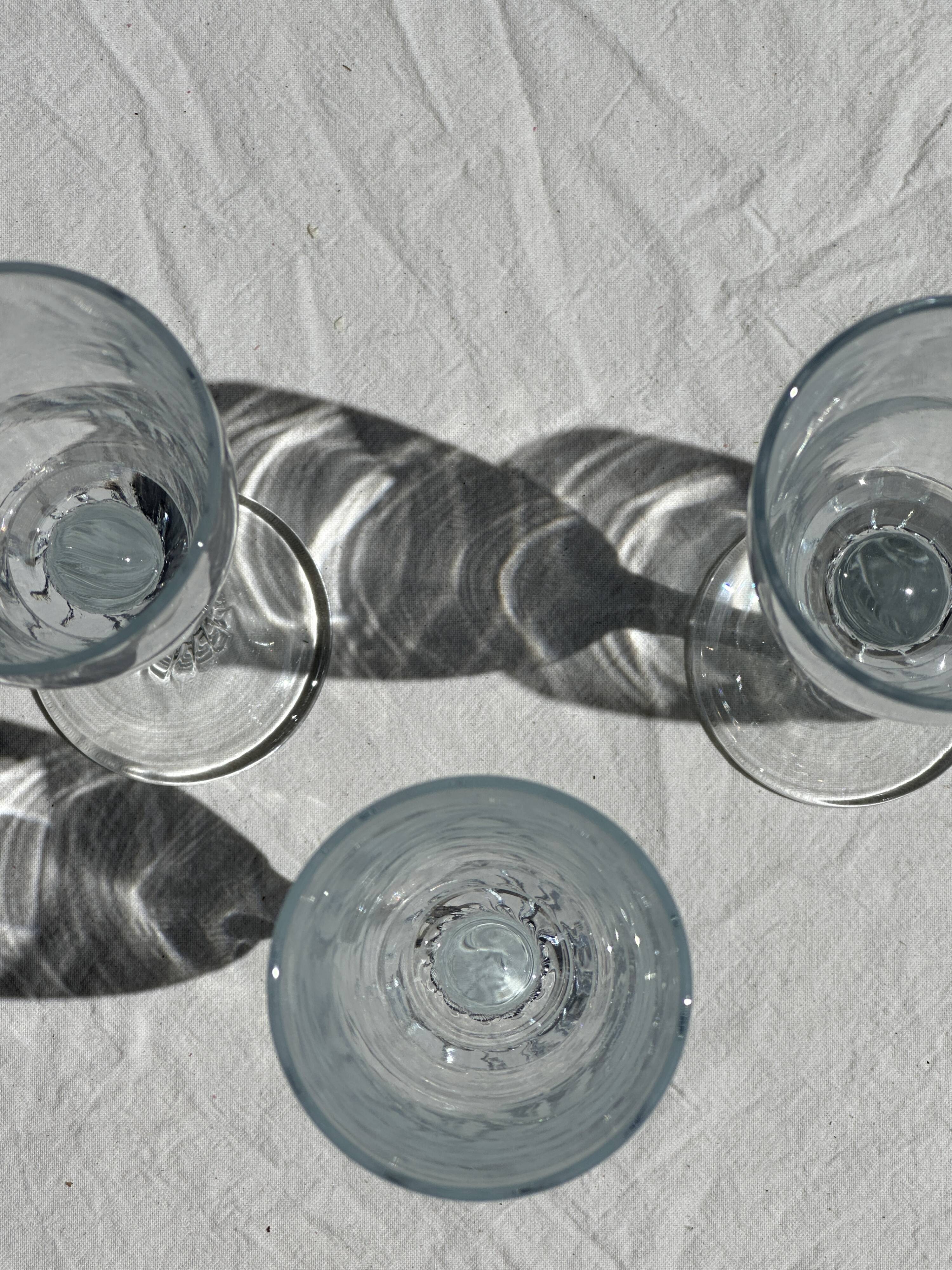 Set of 5 glass champagne flutes with twisted ribbed base