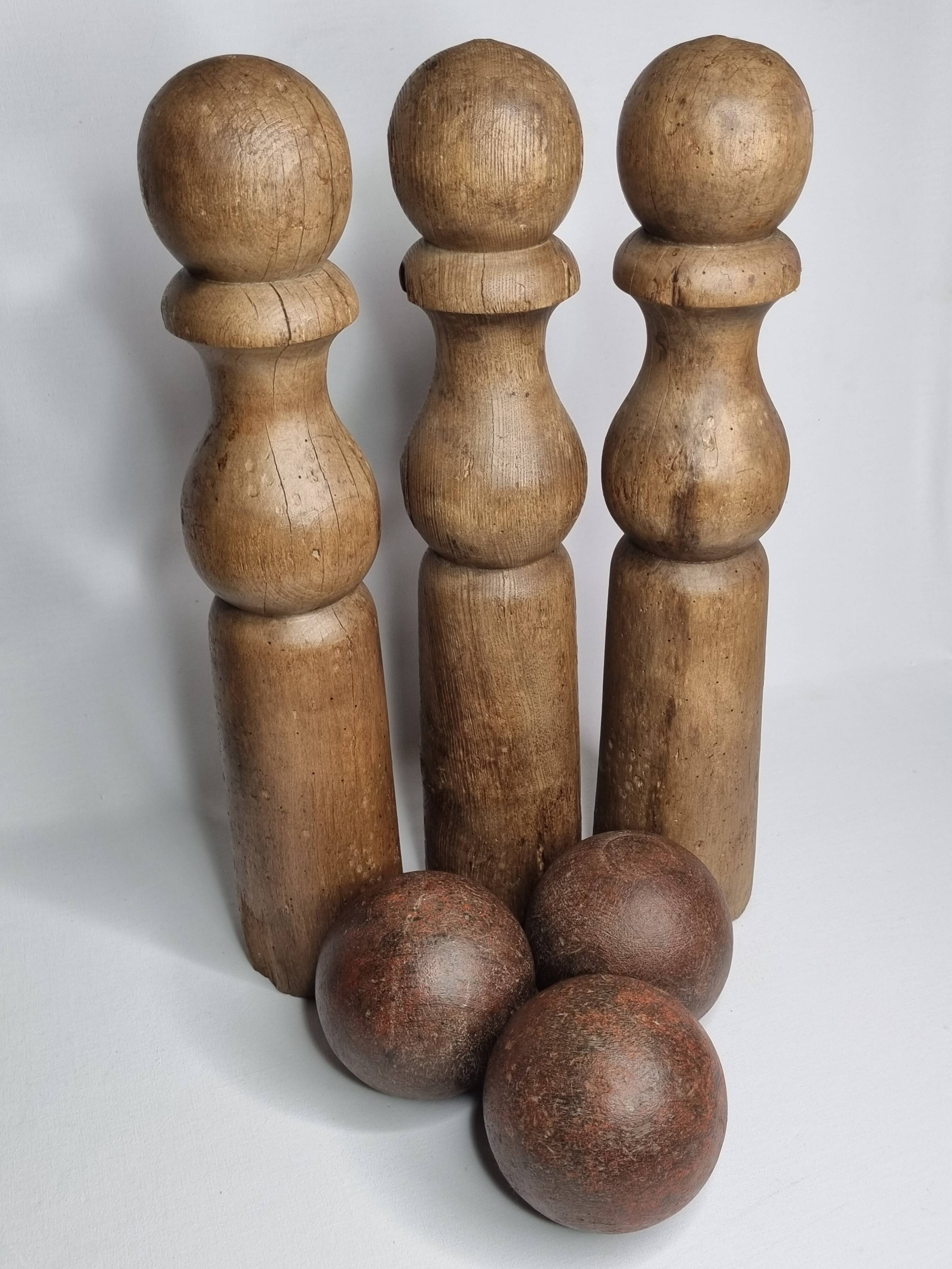 Ancien jeu de quilles grande taille en bois tourné, 52 cm
