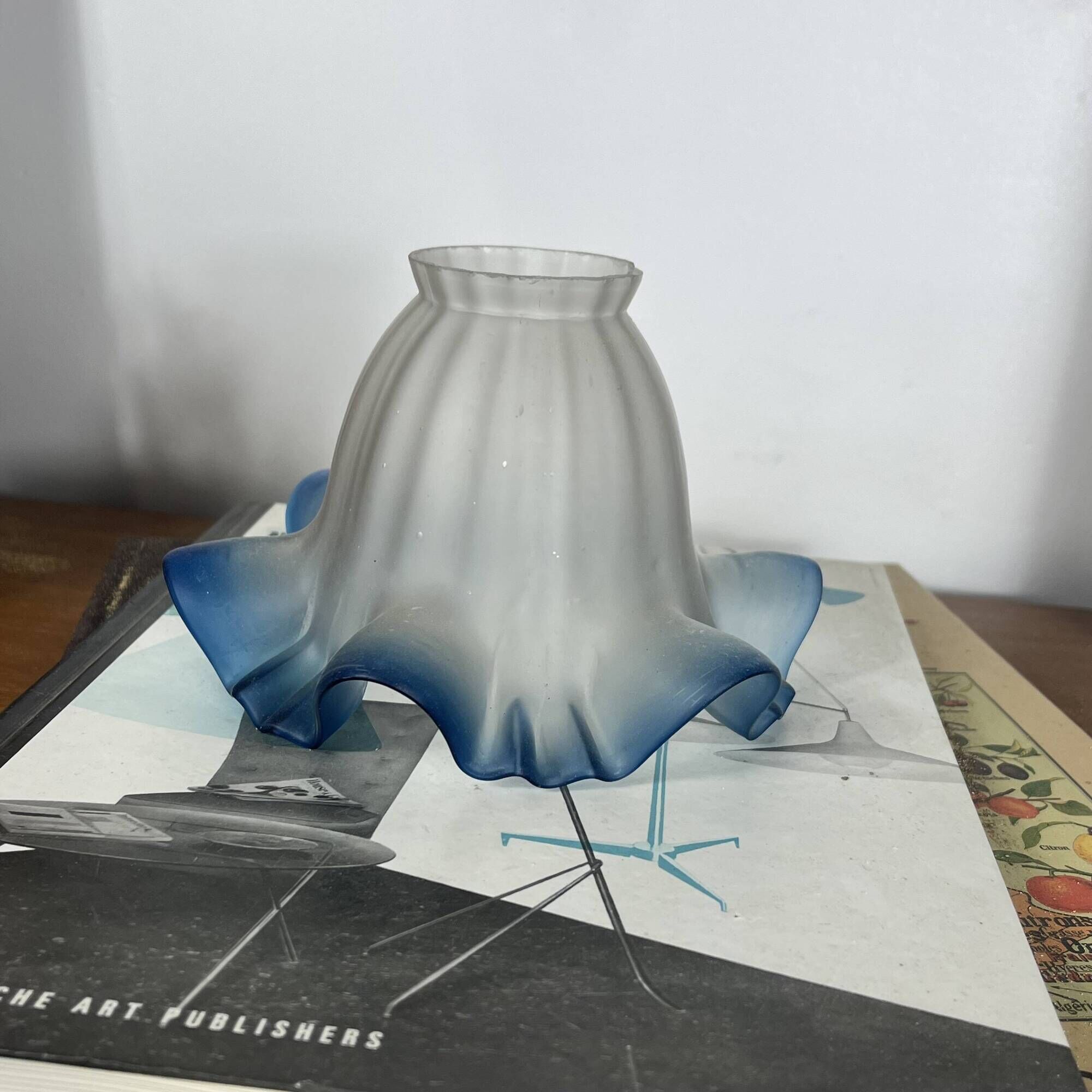 Abat jour tulipe ancienne en verre transparent bord bleu