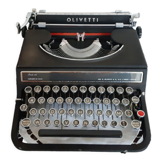 Machine à écrire portative Olivetti Studio 42  , fonctionnelle