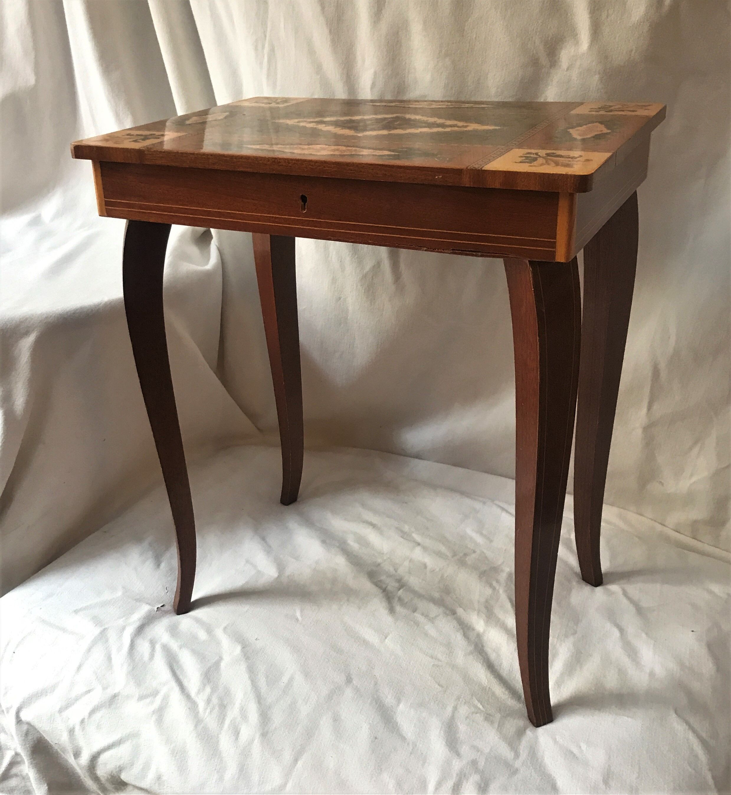 Table boite à musique marquéterie