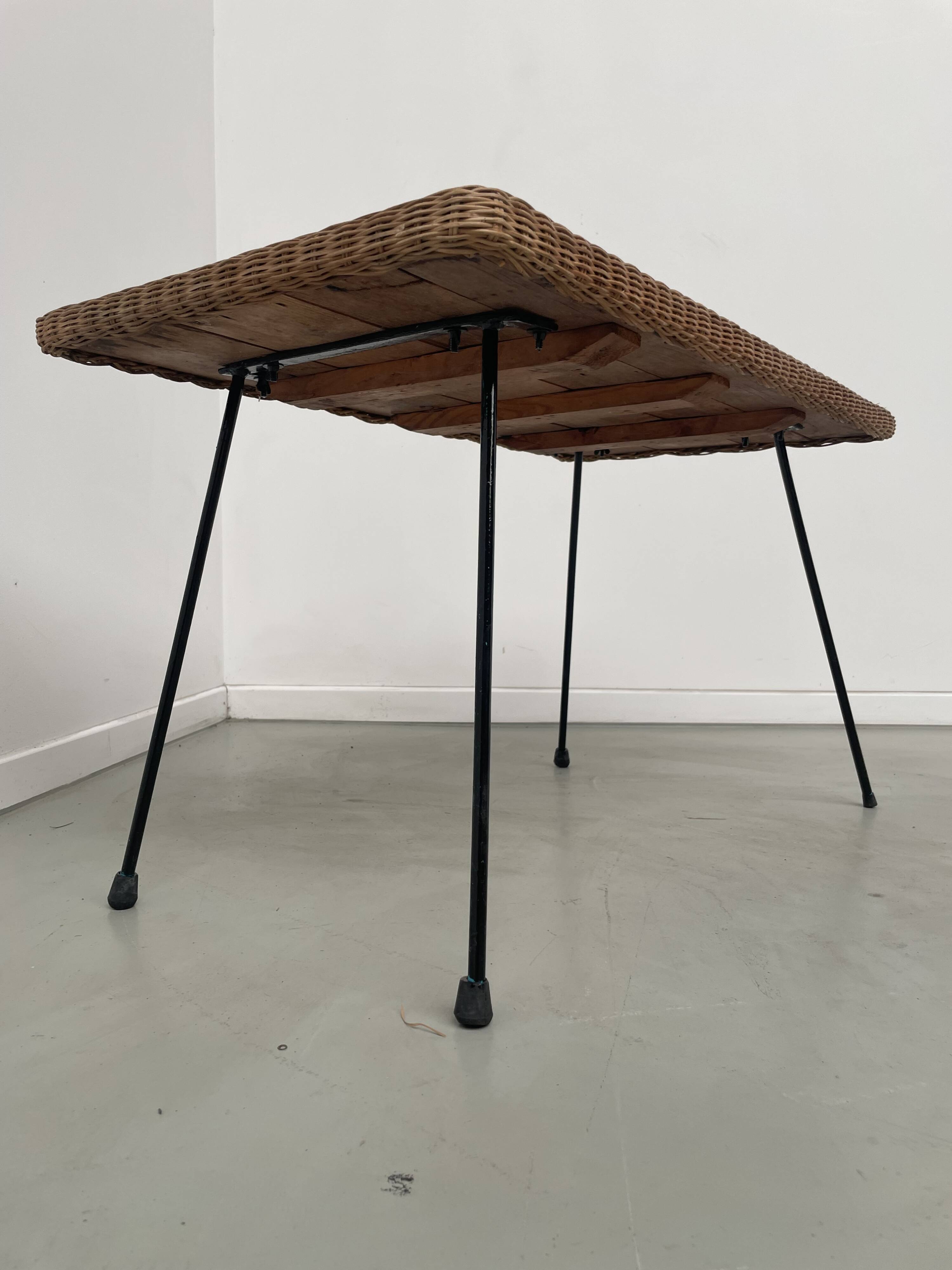 Table basse osier tressé et métal 1960