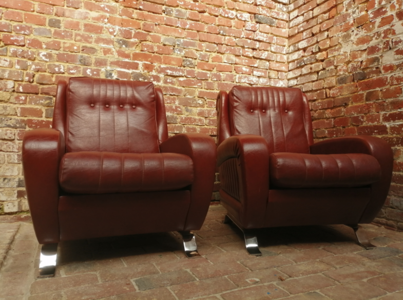 Couple de fauteuil en simili cuir rouge bordeaux, annees 70