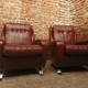 Couple de fauteuil en simili cuir rouge bordeaux, annees 70