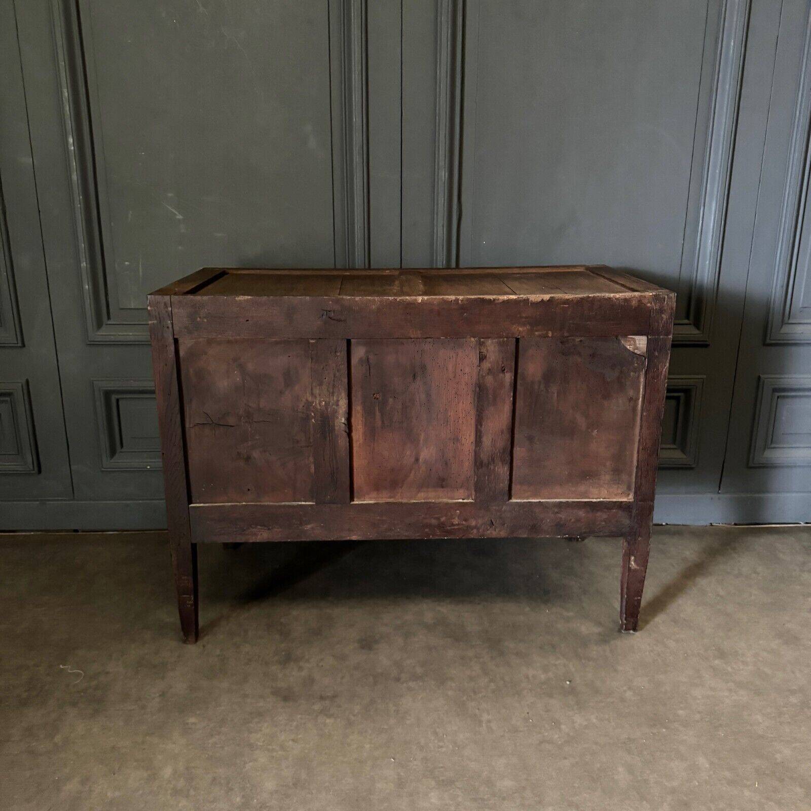 Louis XVI period chest of drawers in 18th century marquetry