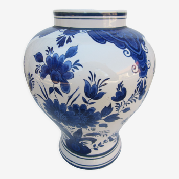 Vase en céramique faïence, décor floral bleu sur fond blanc